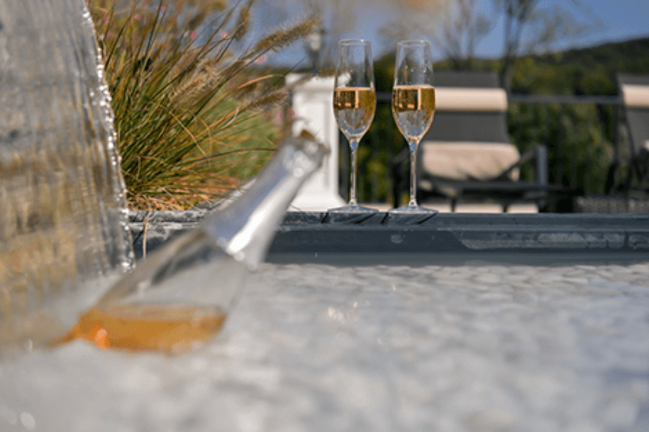 Sekt beim Pool