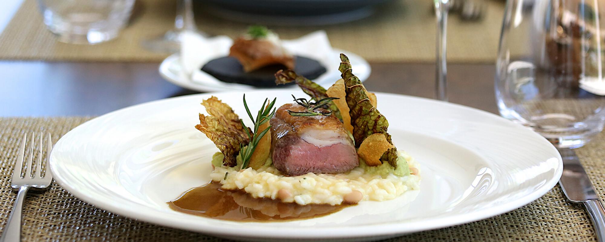 Fleisch garniert mit Gemüse