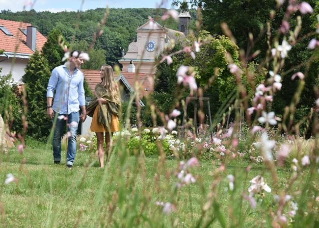 Paar geht im Schlosspark spazieren Paar im Park