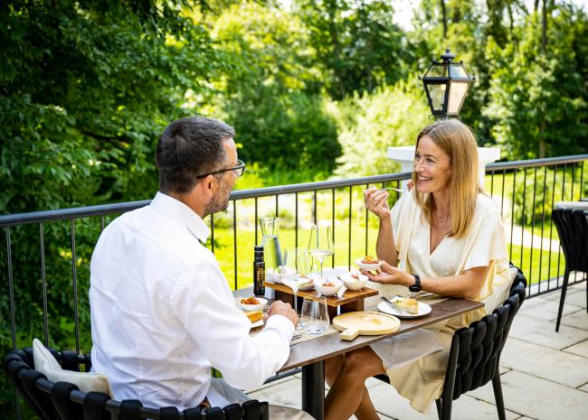 Tavolata genießen auf der Terrasse Paar auf der Restaurantterrasse