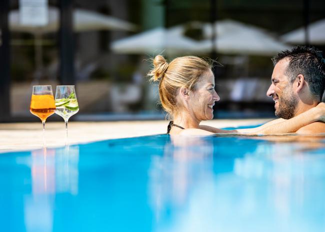 Paar im Pool Paar im Pool