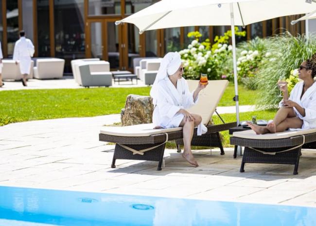Damen am Pool Damen am Pool