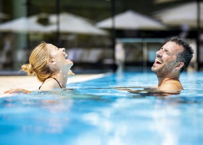 Paar im Pool Paar im Pool