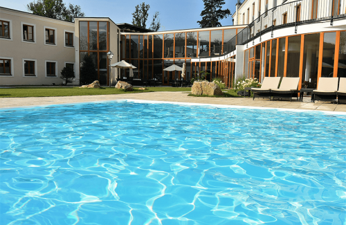Outdoor Pool mit Blick auf das Hotel