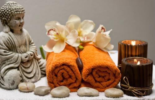 Buddhafigur mit gerollten Handtüchern